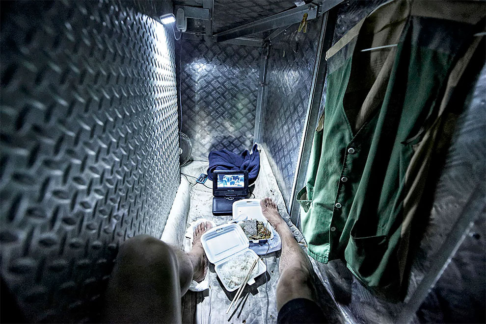Фотография: Жизнь в коробке: внутри гонконгских крошечных квартир №2 - BigPicture.ru
