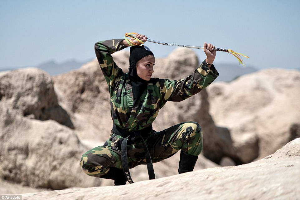 Фотография: Ниндзя в хиджабах: как иранские женщины изучают боевые искусства в пустыне №7 - BigPicture.ru