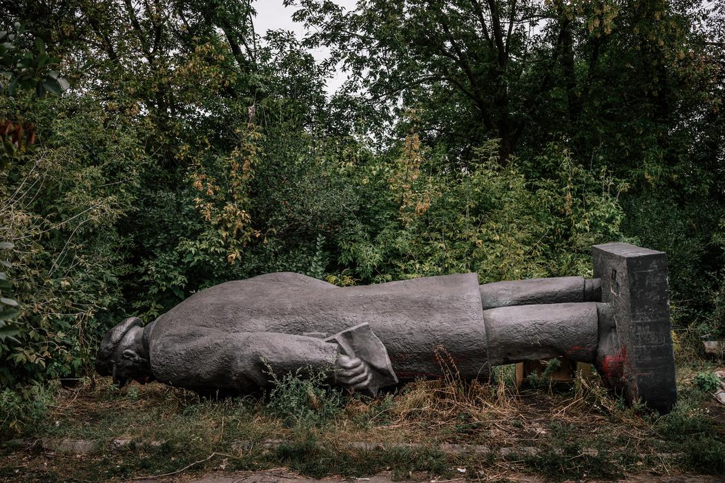 Фотография: Ленин без головы: судьба советских памятников на Украине №14 - BigPicture.ru