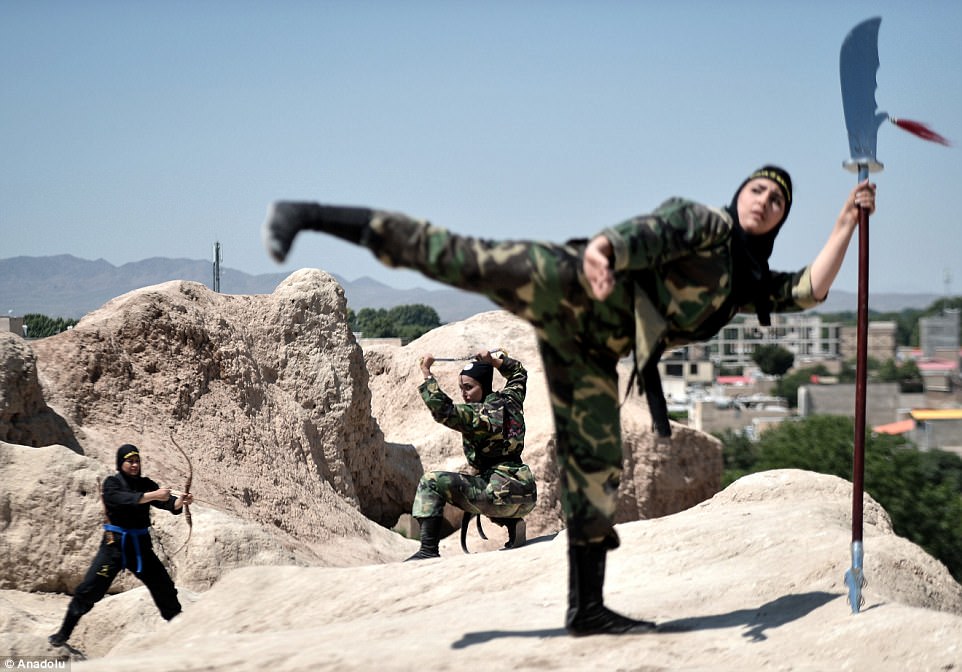 Фотография: Ниндзя в хиджабах: как иранские женщины изучают боевые искусства в пустыне №15 - BigPicture.ru