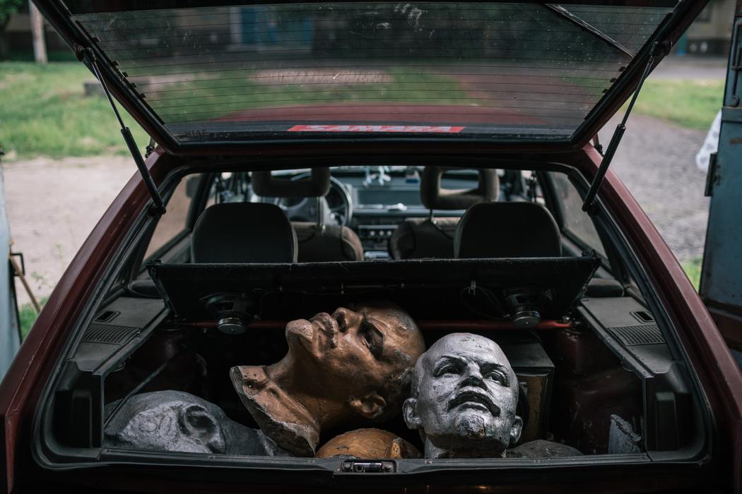 Фотография: Ленин без головы: судьба советских памятников на Украине №15 - BigPicture.ru