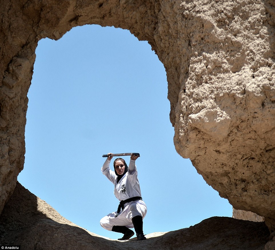 Фотография: Ниндзя в хиджабах: как иранские женщины изучают боевые искусства в пустыне №16 - BigPicture.ru