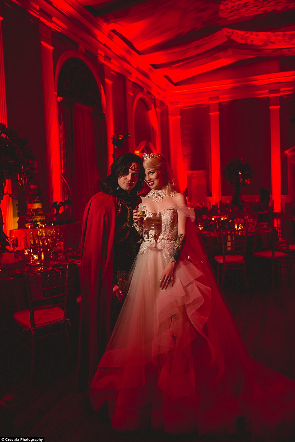 Фотография: И смерть не разлучит: пара, помешанная на вампирах, устроила свадьбу за 120 тысяч долларов №16 - BigPicture.ru