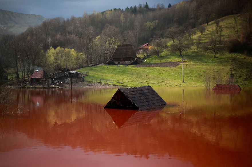 Фотография: Румынская деревня Джамана тонет в озере промышленных отходов №17 - BigPicture.ru