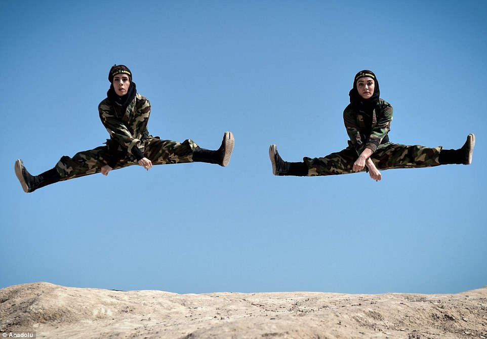 Фотография: Ниндзя в хиджабах: как иранские женщины изучают боевые искусства в пустыне №20 - BigPicture.ru