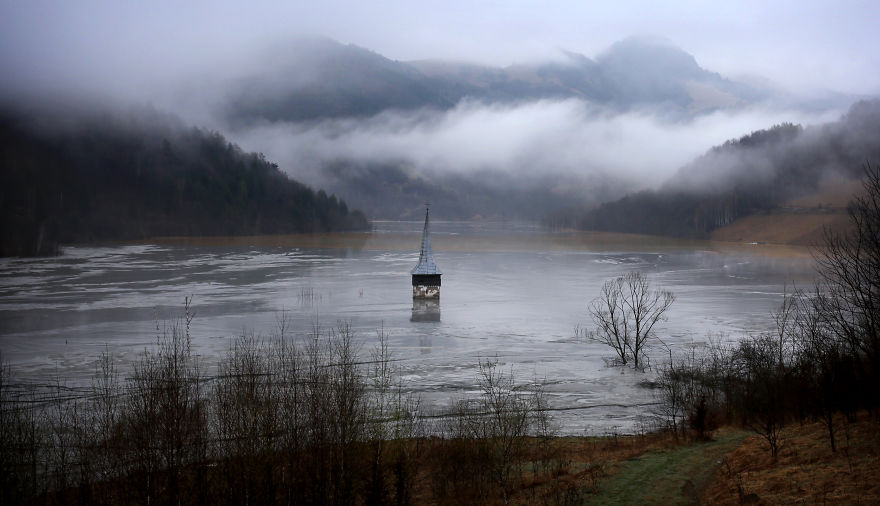 Фотография: Румынская деревня Джамана тонет в озере промышленных отходов №19 - BigPicture.ru