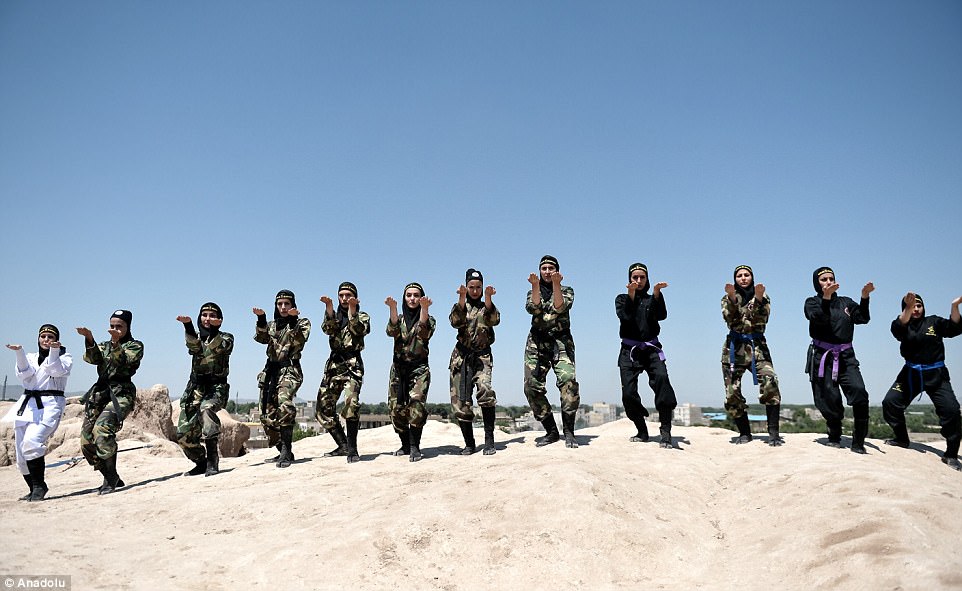 Фотография: Ниндзя в хиджабах: как иранские женщины изучают боевые искусства в пустыне №24 - BigPicture.ru