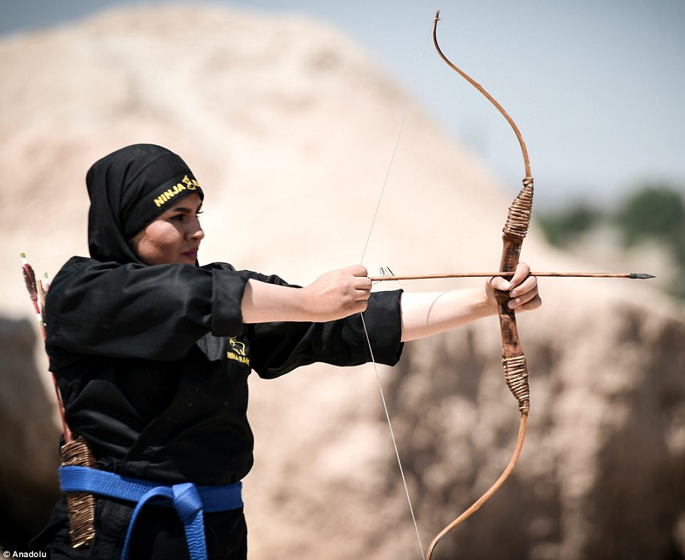 Фотография: Ниндзя в хиджабах: как иранские женщины изучают боевые искусства в пустыне №12 - BigPicture.ru