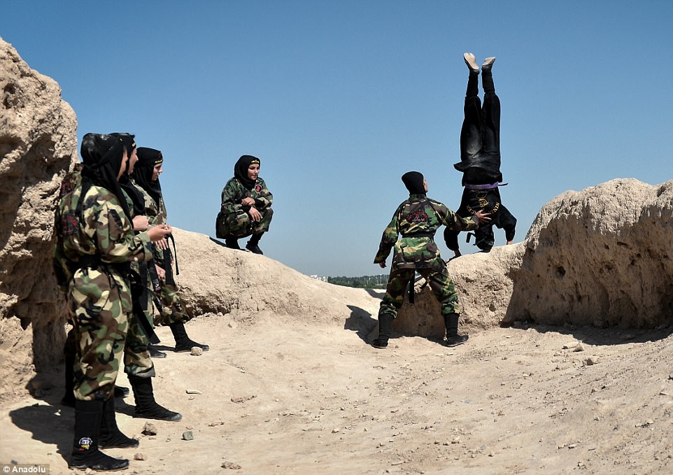 Фотография: Ниндзя в хиджабах: как иранские женщины изучают боевые искусства в пустыне №23 - BigPicture.ru