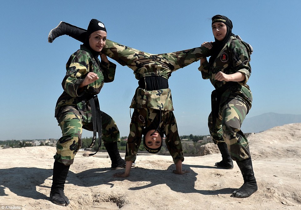 Фотография: Ниндзя в хиджабах: как иранские женщины изучают боевые искусства в пустыне №25 - BigPicture.ru