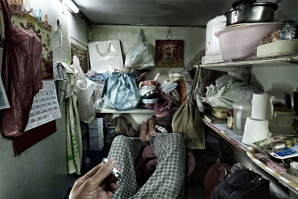 Фотография: Жизнь в коробке: внутри гонконгских крошечных квартир №3 - BigPicture.ru