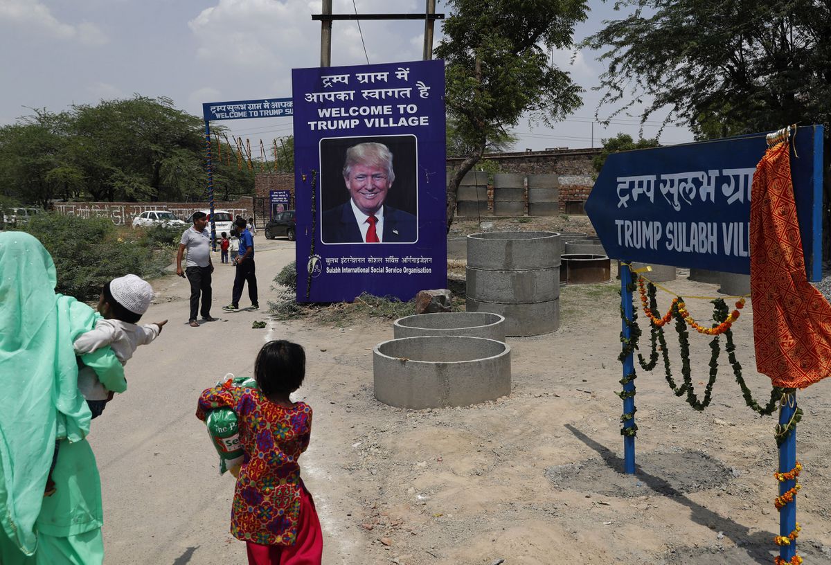 Фотография: Индийцы согласились переименовать родную деревню в честь Трампа ради 60 унитазов №5 - BigPicture.ru