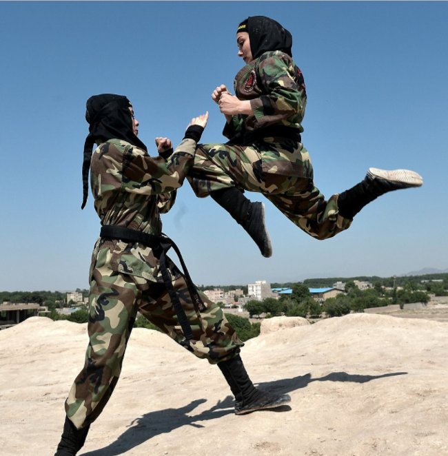 Фотография: Ниндзя в хиджабах: как иранские женщины изучают боевые искусства в пустыне №26 - BigPicture.ru