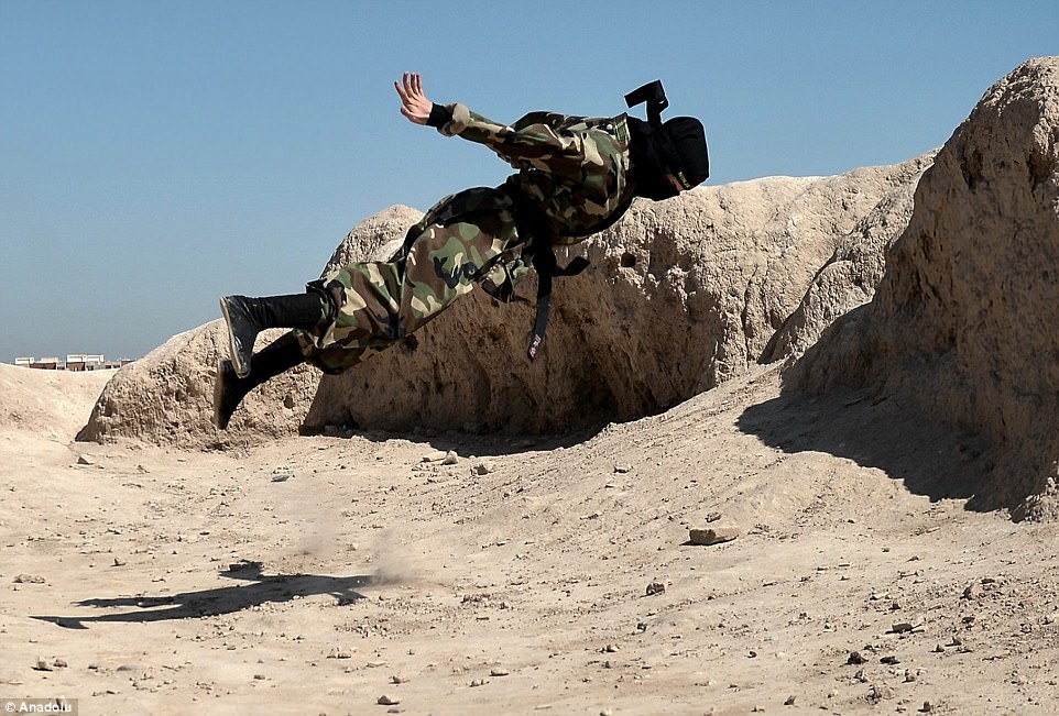 Фотография: Ниндзя в хиджабах: как иранские женщины изучают боевые искусства в пустыне №22 - BigPicture.ru