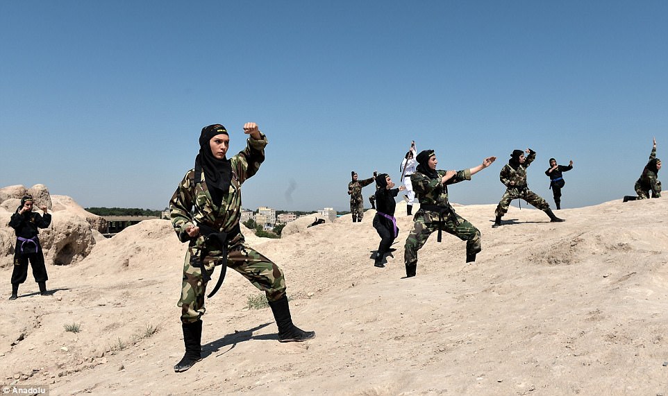 Фотография: Ниндзя в хиджабах: как иранские женщины изучают боевые искусства в пустыне №27 - BigPicture.ru