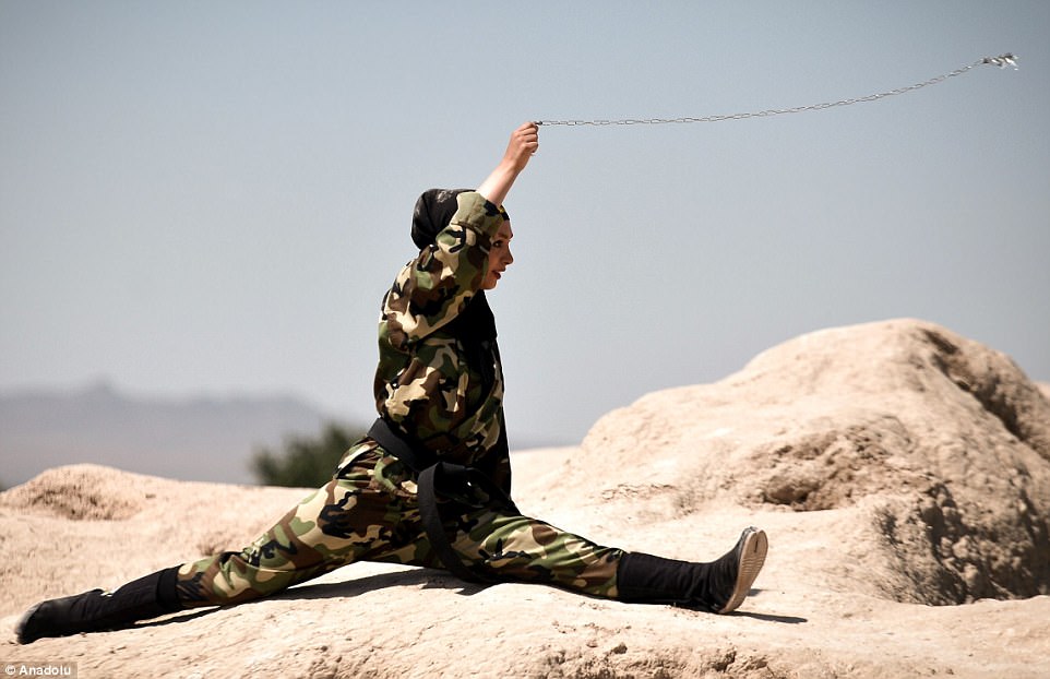 Фотография: Ниндзя в хиджабах: как иранские женщины изучают боевые искусства в пустыне №28 - BigPicture.ru