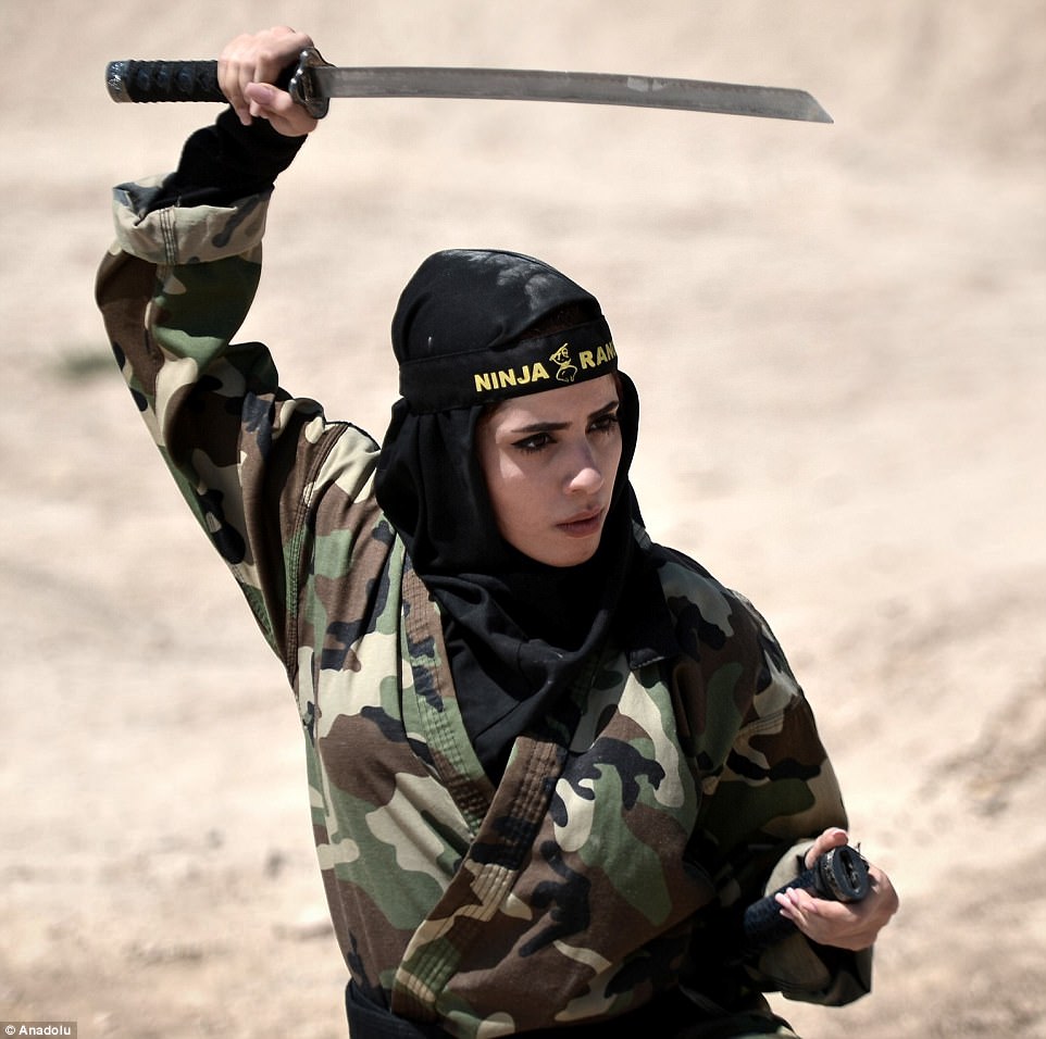 Фотография: Ниндзя в хиджабах: как иранские женщины изучают боевые искусства в пустыне №30 - BigPicture.ru