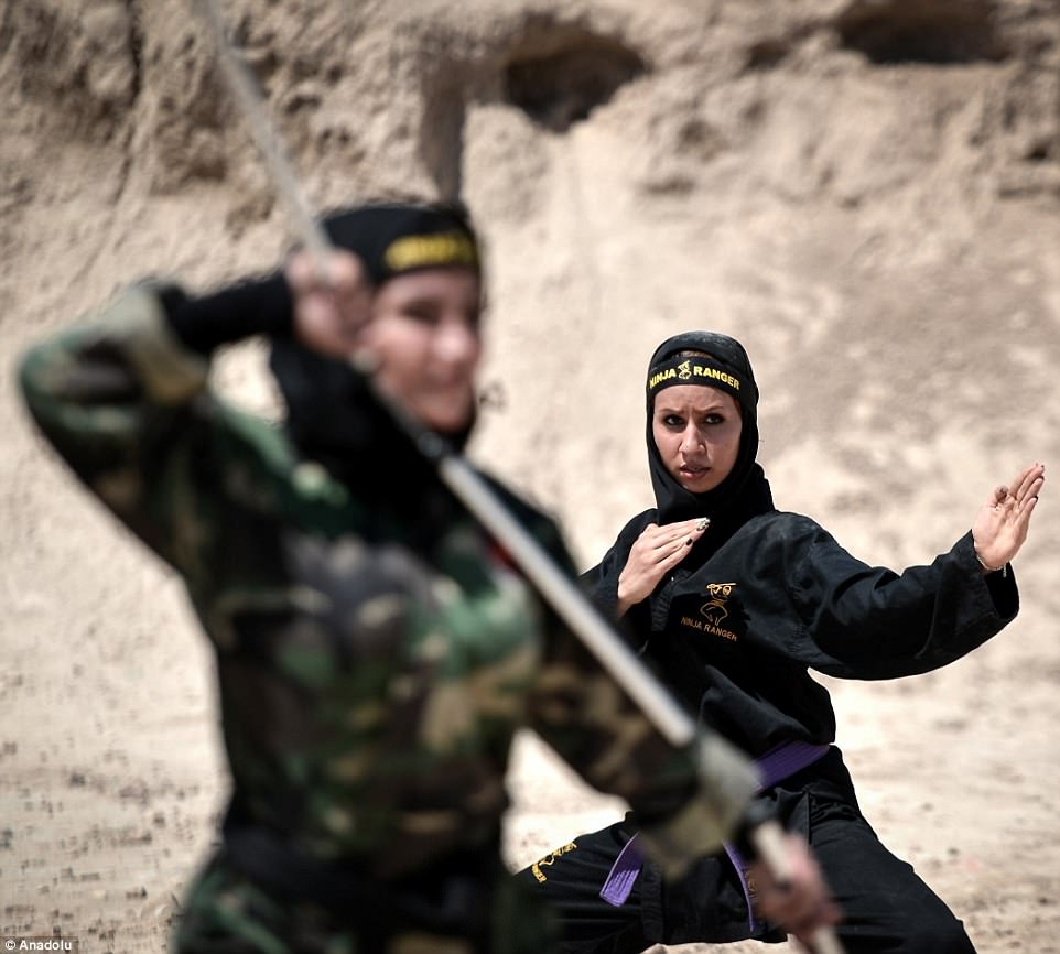 Фотография: Ниндзя в хиджабах: как иранские женщины изучают боевые искусства в пустыне №17 - BigPicture.ru