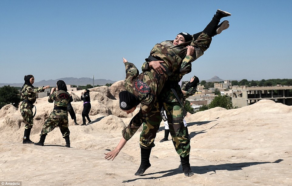 Фотография: Ниндзя в хиджабах: как иранские женщины изучают боевые искусства в пустыне №18 - BigPicture.ru