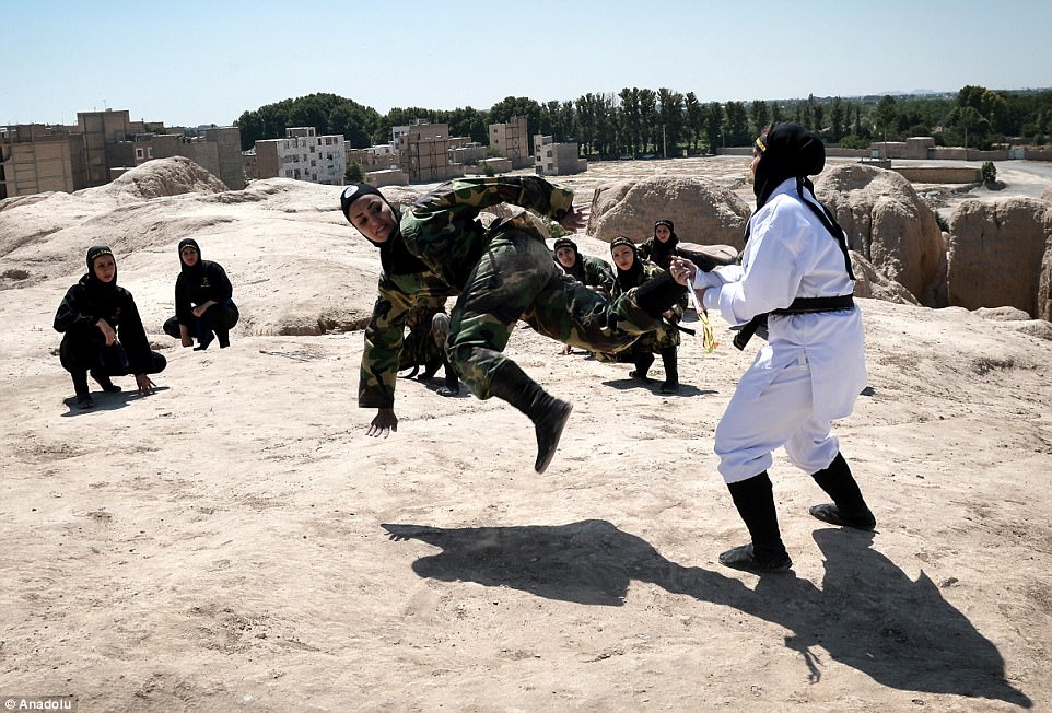 Фотография: Ниндзя в хиджабах: как иранские женщины изучают боевые искусства в пустыне №19 - BigPicture.ru