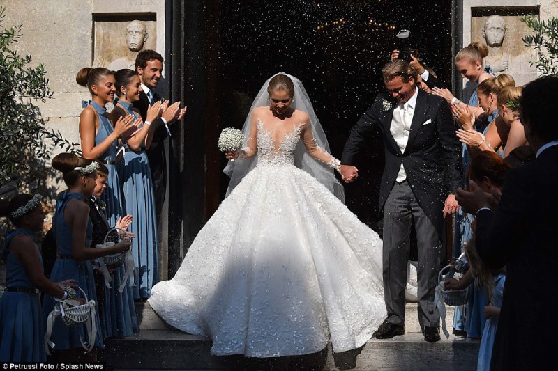 Фотография: 23-летняя наследница империи Сваровски вышла замуж в платье за 700 тысяч фунтов №4 - BigPicture.ru