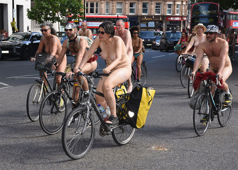 Фотография: Британцы ударили голым велопробегом по засилью автомобилей №4 - BigPicture.ru