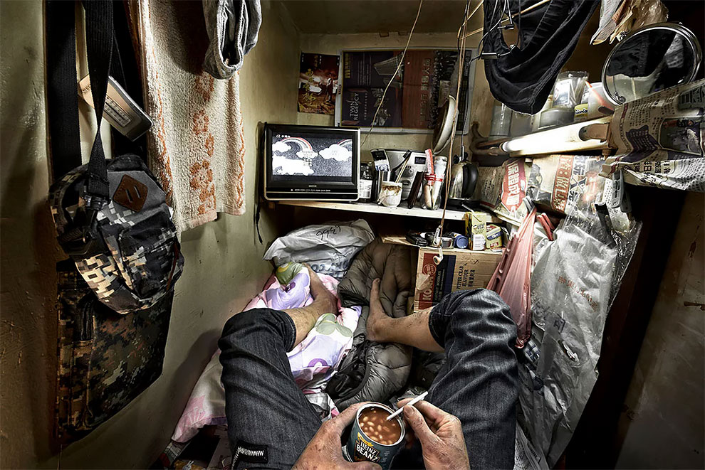 Фотография: Жизнь в коробке: внутри гонконгских крошечных квартир №1 - BigPicture.ru