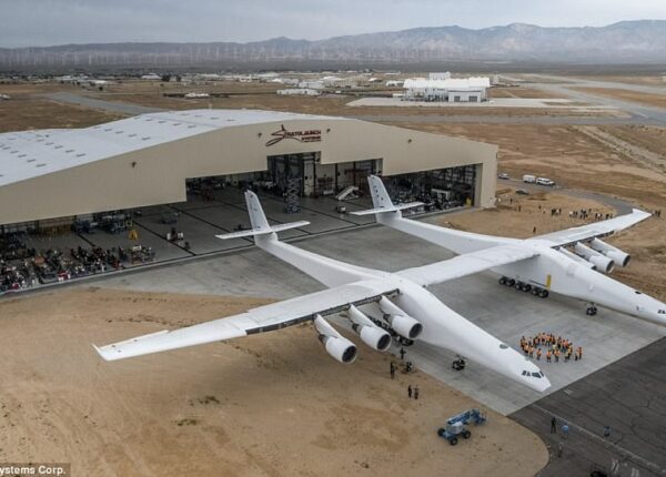 Сооснователь Microsoft представил самый большой в мире самолет