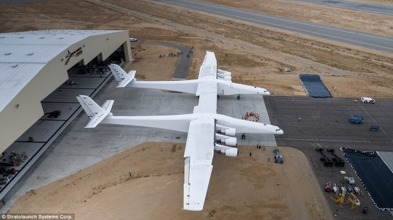 Фотография: Сооснователь Microsoft представил самый большой в мире самолет №5 - BigPicture.ru