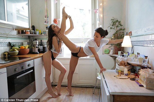 Фотография: Две близняшки-танцовщицы показали растяжку в игривой утренней фотосессии №6 - BigPicture.ru