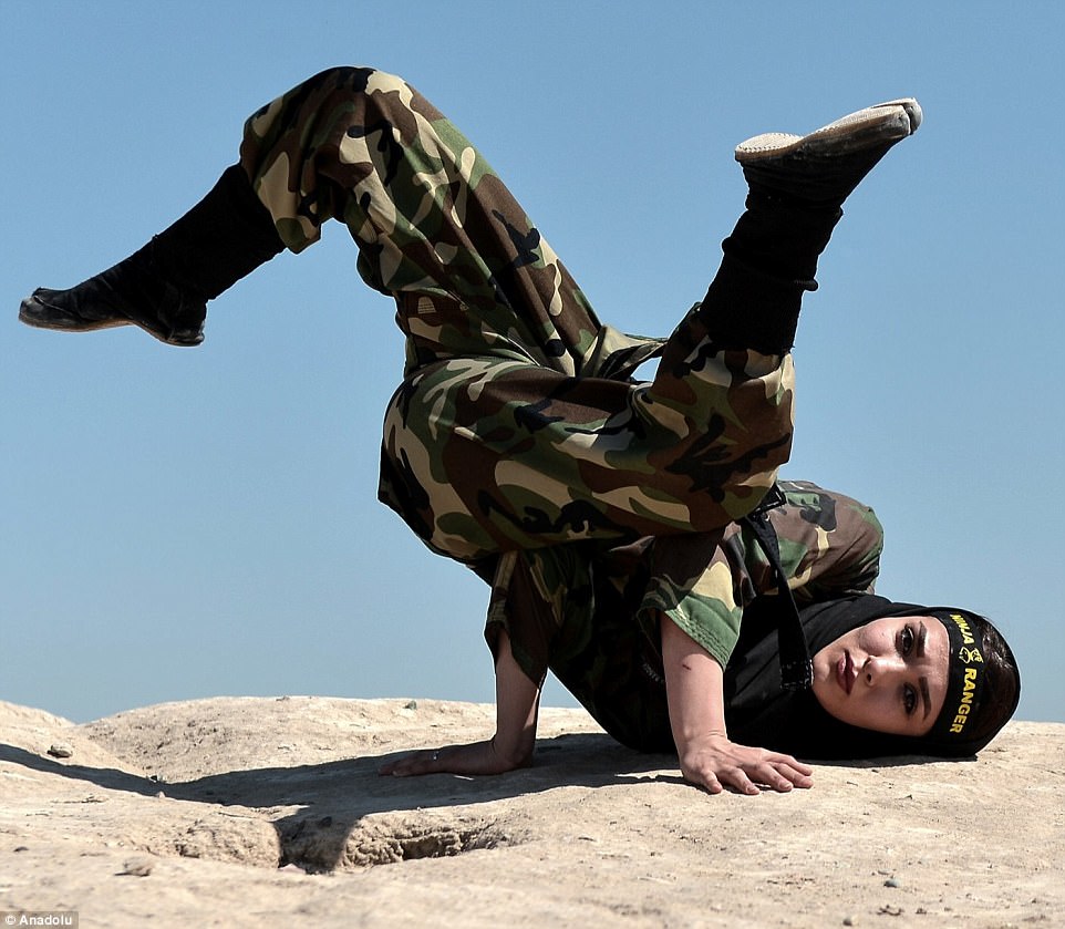Фотография: Ниндзя в хиджабах: как иранские женщины изучают боевые искусства в пустыне №5 - BigPicture.ru