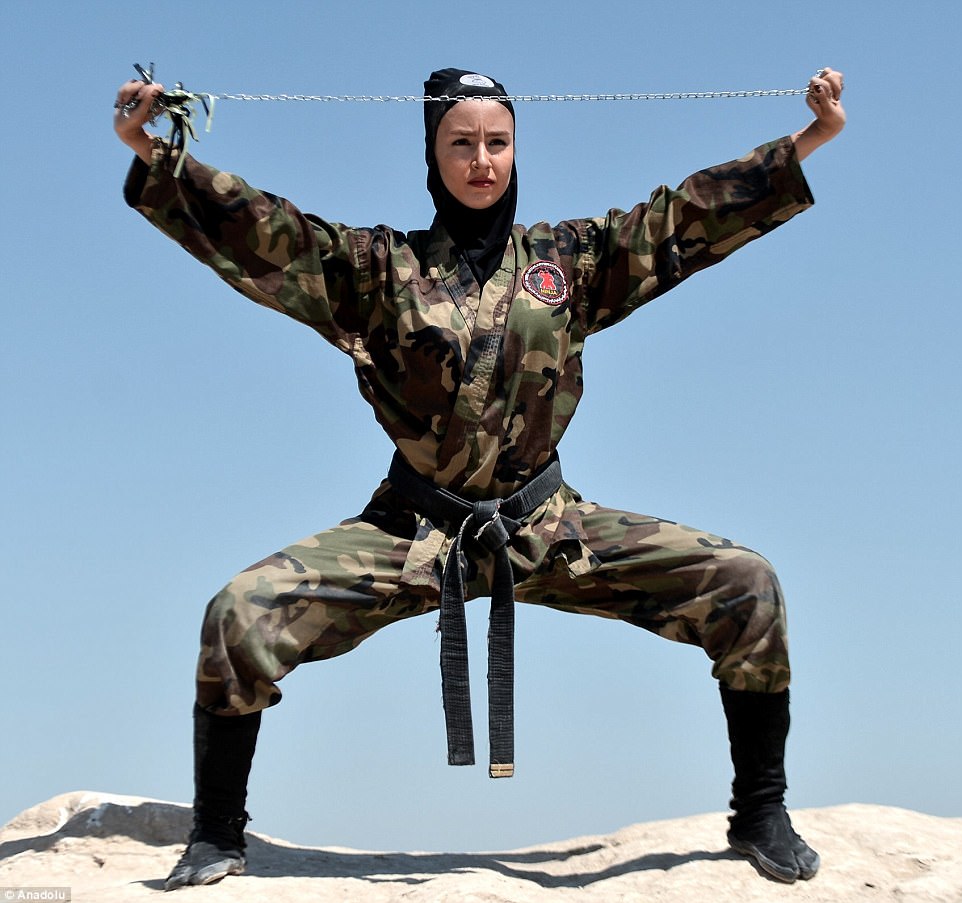 Фотография: Ниндзя в хиджабах: как иранские женщины изучают боевые искусства в пустыне №6 - BigPicture.ru