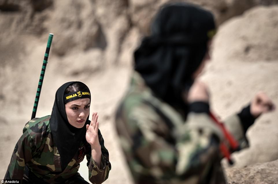 Фотография: Ниндзя в хиджабах: как иранские женщины изучают боевые искусства в пустыне №8 - BigPicture.ru