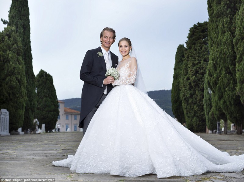 Фотография: 23-летняя наследница империи Сваровски вышла замуж в платье за 700 тысяч фунтов №1 - BigPicture.ru