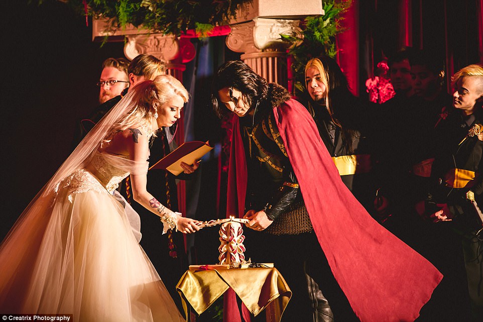Фотография: И смерть не разлучит: пара, помешанная на вампирах, устроила свадьбу за 120 тысяч долларов №7 - BigPicture.ru