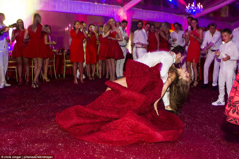 Фотография: 23-летняя наследница империи Сваровски вышла замуж в платье за 700 тысяч фунтов №12 - BigPicture.ru