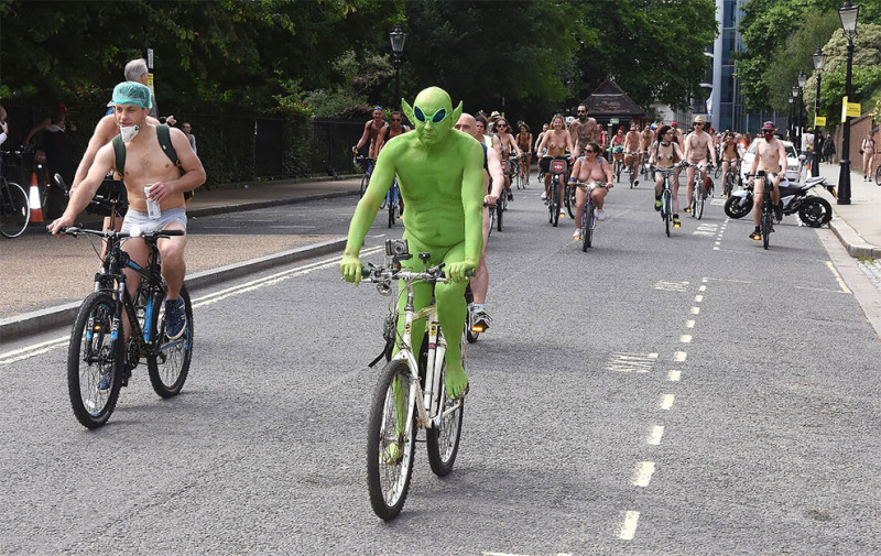 Фотография: Британцы ударили голым велопробегом по засилью автомобилей №10 - BigPicture.ru