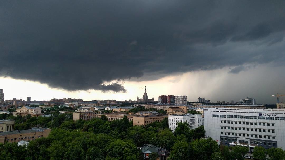 Фотография: В Москве началась гроза с градом, которой все боялись №6 - BigPicture.ru