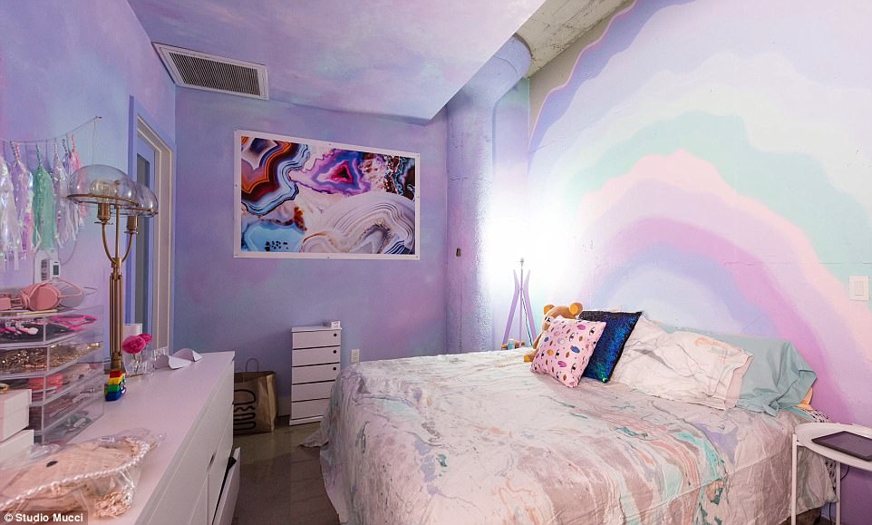 Фотография: Американка превратила квартиру в радужный рай для единорогов №5 - BigPicture.ru