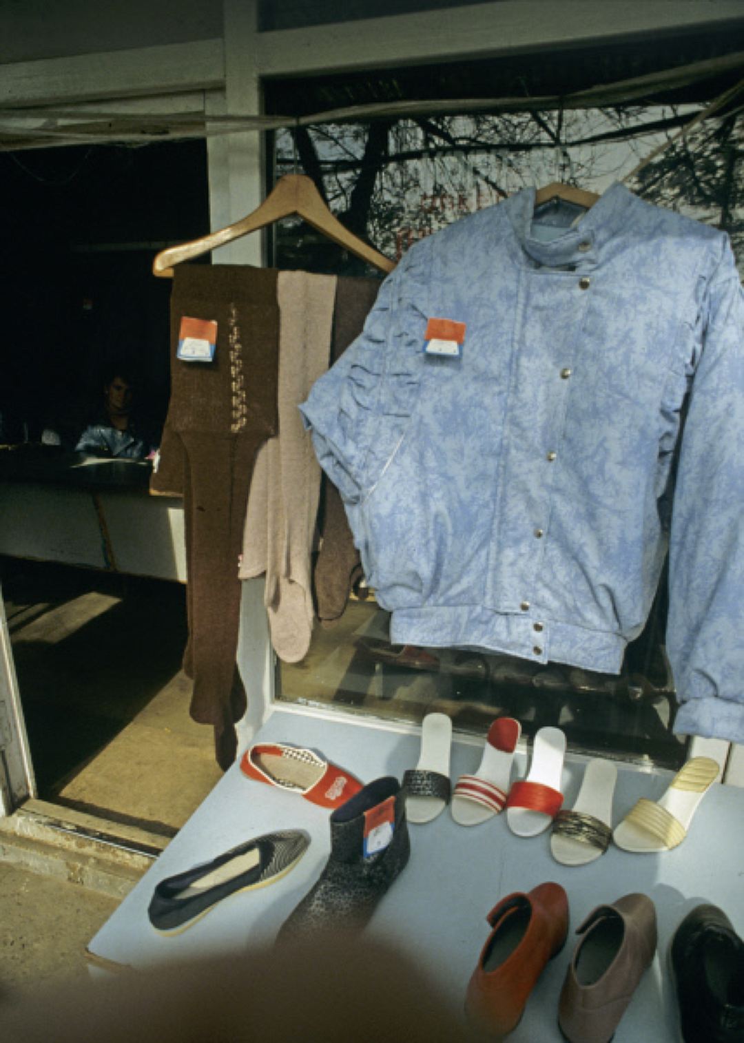 Фотография: Модные приметы 90-х: джинса, одежда кислотного цвета и челки домиком №3 - BigPicture.ru