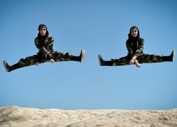 Ниндзя в хиджабах: как иранские женщины изучают боевые искусства в пустыне