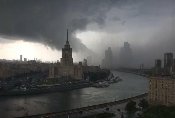 В Москве началась гроза с градом, которой все боялись