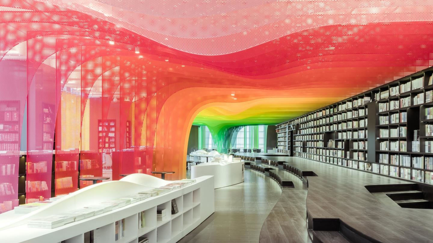 Фотография: В Китае открылся книжный магазин будущего с фантастическим дизайном №14 - BigPicture.ru