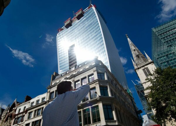 Walkie Talkie для Дарта Вейдера: изогнутый лондонский небоскреб жарит не хуже Звезды Смерти