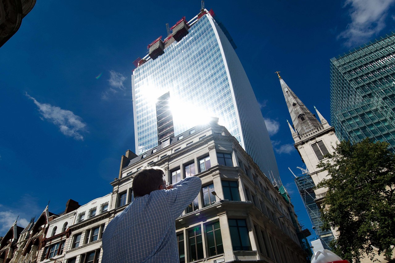 Фотография: Walkie Talkie для Дарта Вейдера: изогнутый лондонский небоскреб жарит не хуже Звезды Смерти №1 - BigPicture.ru
