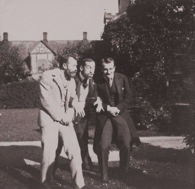 1 - Император Николай II дурачится с друзьями на фотографиях 1899 года