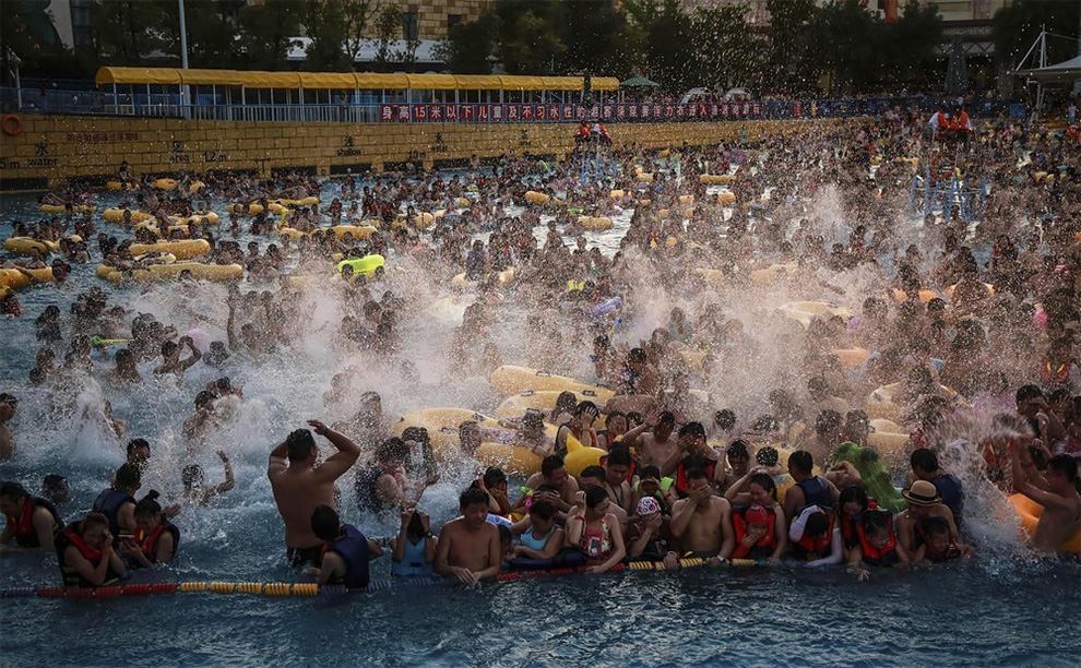 Фотография: Китайцы набиваются в бассейны так, что за ними не видно воды №3 - BigPicture.ru