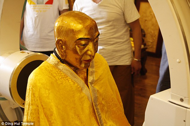 Фотография: У тысячелетней мумии буддийского монаха мозг и скелет сохранились в идеальном состоянии №2 - BigPicture.ru