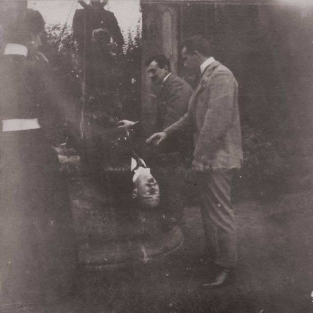 121 - Император Николай II дурачится с друзьями на фотографиях 1899 года