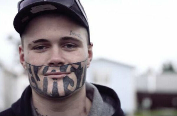 19-летний парень с татуировкой на лице ищет хоть кого-нибудь, кто предложит ему работу